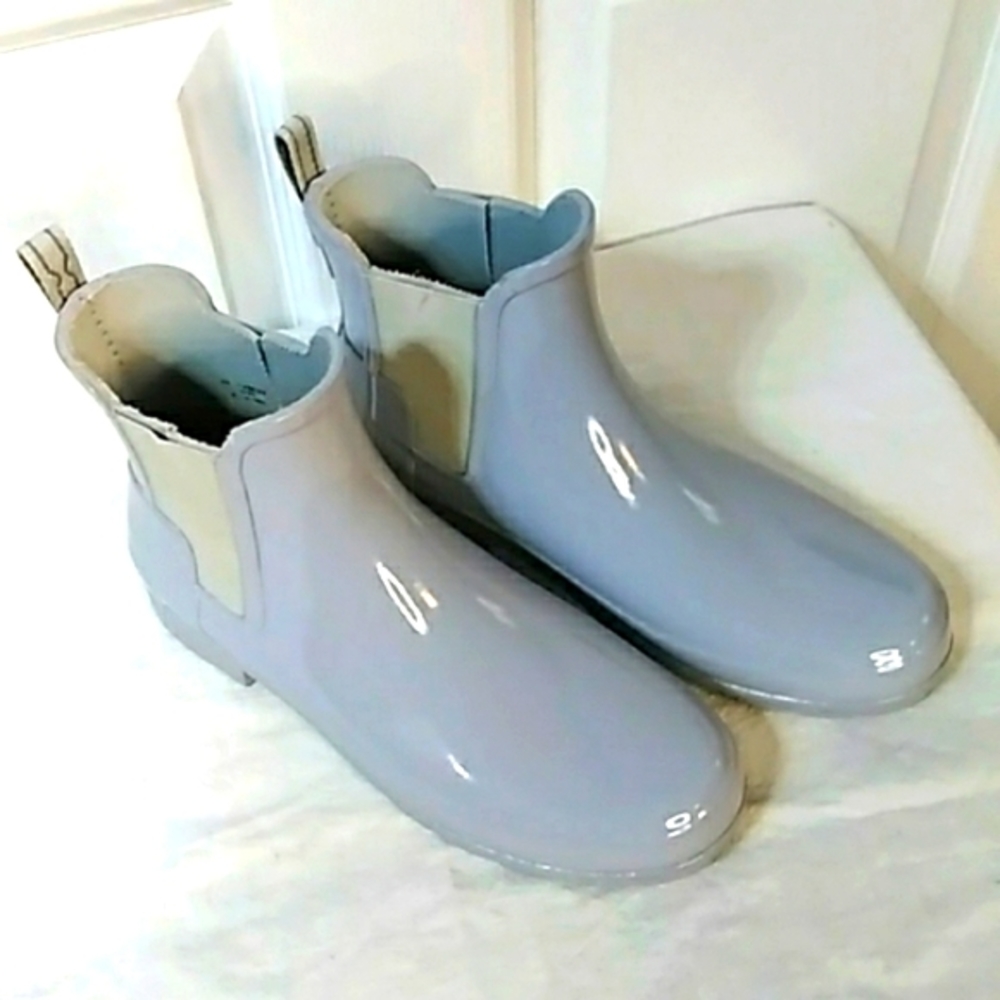 Hunter Chelsea style Lt gray size 7 rain boots.